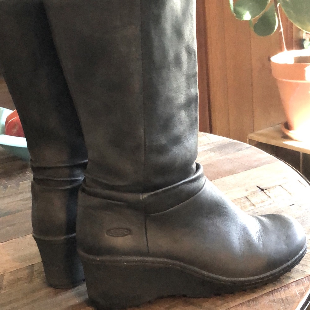 Keen Akita Mid Calf Black Wedge Boots